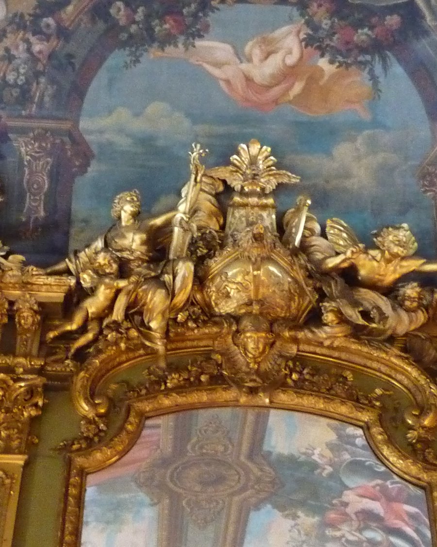 Les angelots dorés sur la corniche de la Galerie dorée