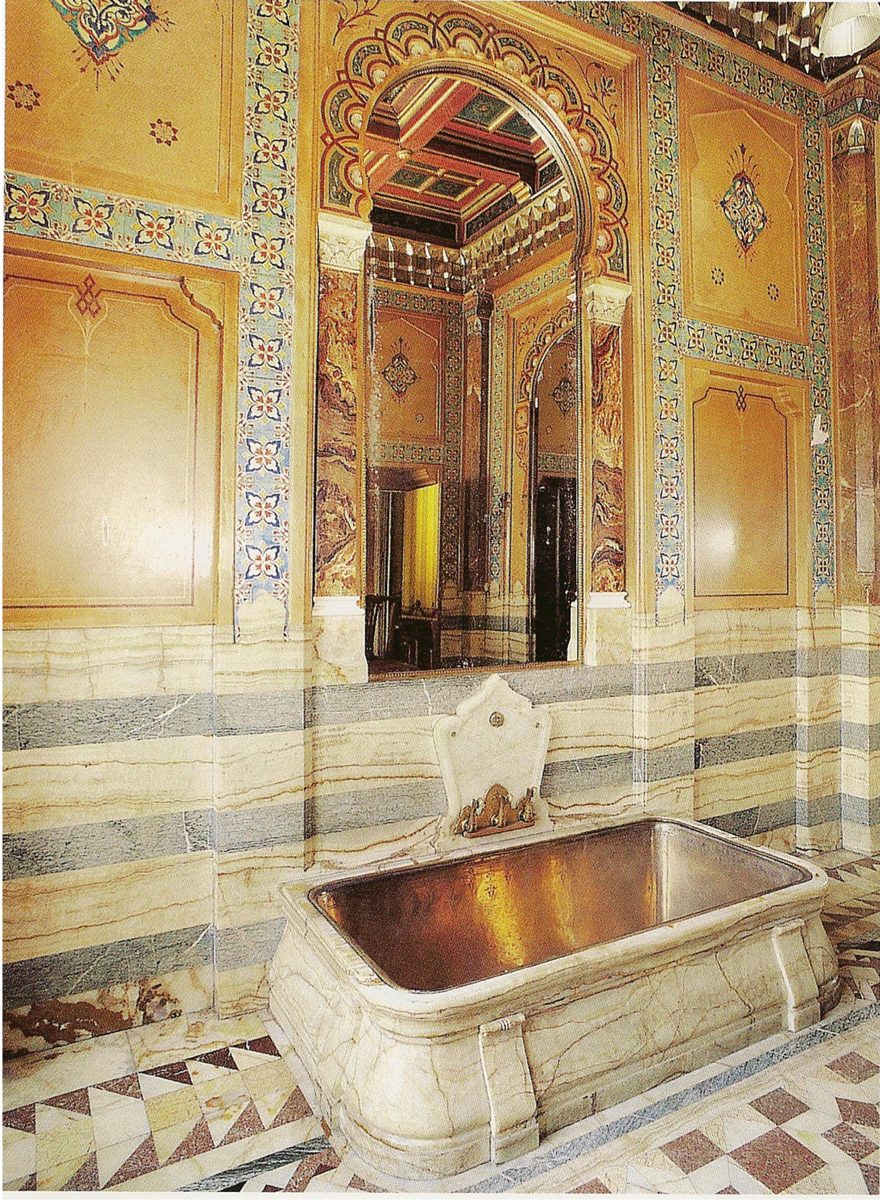 La salle de bains et la baignoire en onyx de l'hôtel de la Païva